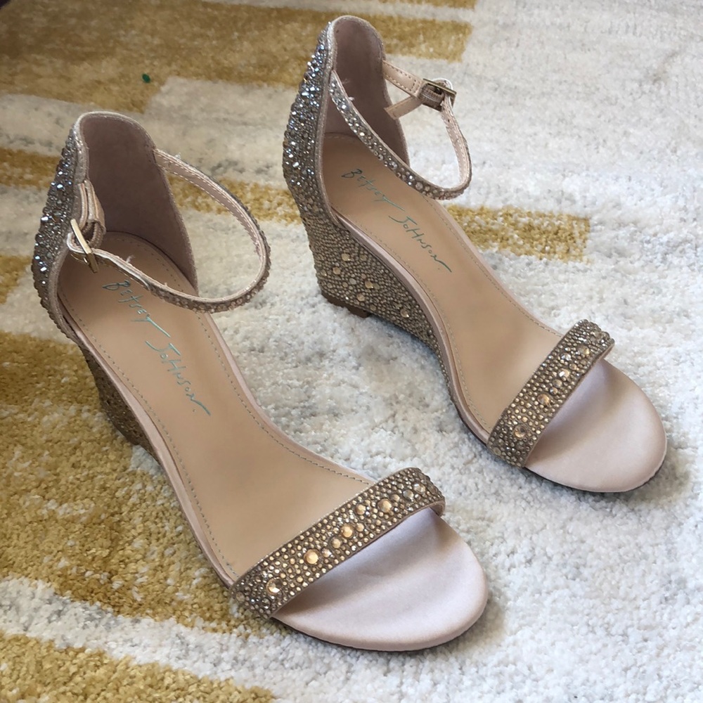 NWOB Betsey Johnson Debie Wedge Sandals - Picture 3 of 7